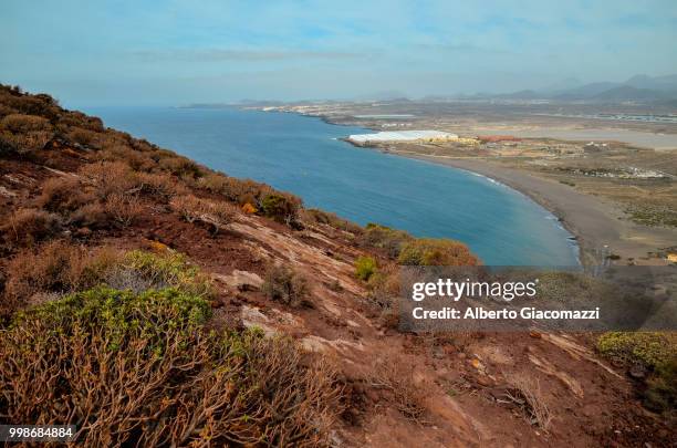 tropical beach near the city - city beach imagens e fotografias de stock