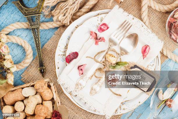 tableware and silverware with dry flowers and different decorations - animal internal organ stockfoto's en -beelden