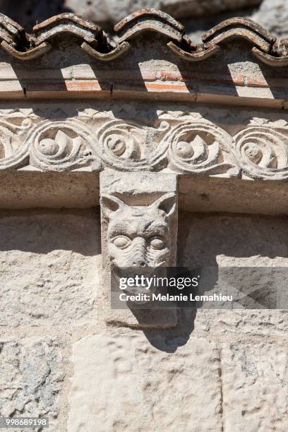 detail of the sculpture of sainte-radegonde medieval church, talmont sur gironde, charente... - charente stock pictures, royalty-free photos & images