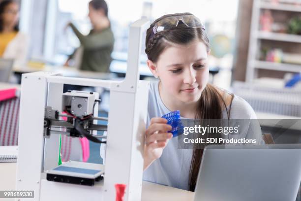 vertrouwen middelbare scholier gebruikt 3d-printer - 3d printer female stockfoto's en -beelden