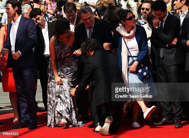 Luke Evans, Lola Frears, Director Stephen Frears, Anne Rothenstein and Dominic Cooper attend the "Tamara Drewe" Premiere at Palais des Festivals...