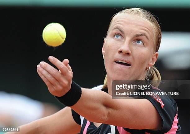 Russia's Svetlana Kuznetsova serves a ball to Russia's Dinara Safina during a French Open tennis final match on June 6, 2009 at Roland Garros Stadium...