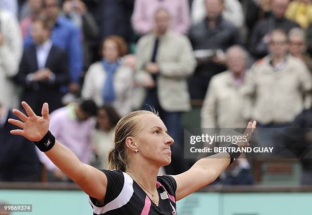 Russia's Svetlana Kuznetsova jubilates after winning against Russia's Dinara Safina during a French Open tennis final match on June 6, 2009 at Roland...