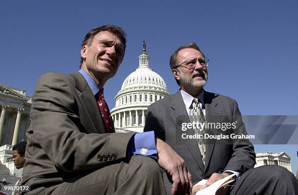 Tom Daschle, D-S.D., and David E. Bonior, D-Mich., before the start of the minimum wage press conference.