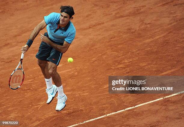 Swiss Roger Federer serves a ball to Swedish player Robin Soderling during their French Open tennis men's final match on June 7, 2009 at Roland...