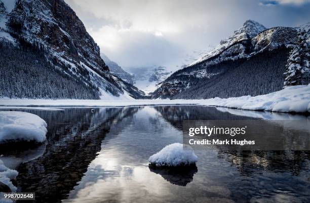 lake louise reflection - lake louise 個照片及圖片檔