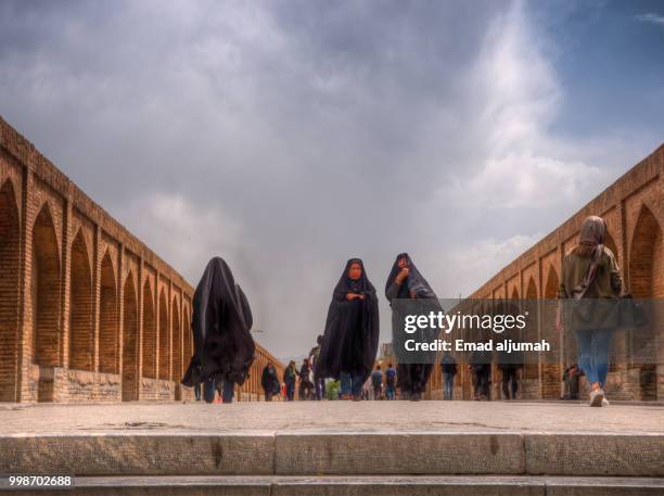 si-o-seh pol (the bridge of thirty-three spans), isfahan, iran - isfahan province stock pictures, royalty-free photos & images