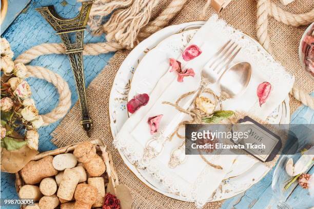 tableware and silverware with dry flowers and different decorations - animal internal organ stockfoto's en -beelden