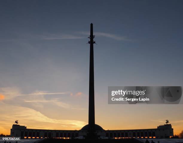 sunset in the victory park in late november. - lapin fotografías e imágenes de stock