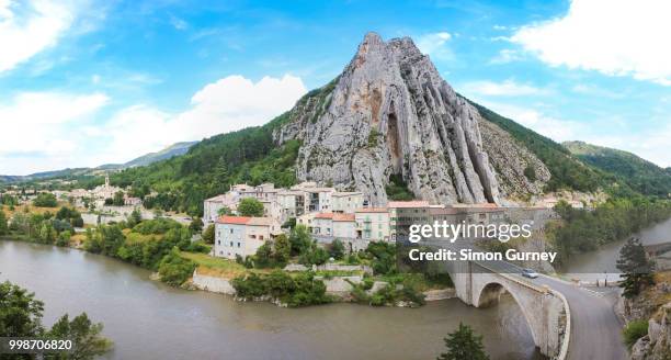 sisteron river durance route napoleon - sisteron stock pictures, royalty-free photos & images