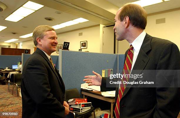 Robert W. Ney, R-OH., chairman of committee on House Administration talks with freshmen Scott Garrett, R-NJ., at the New Member Service Center in the...