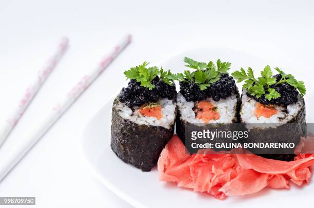 rolls with salmon, caviar and pickled ginger - pickled ginger stock-fotos und bilder