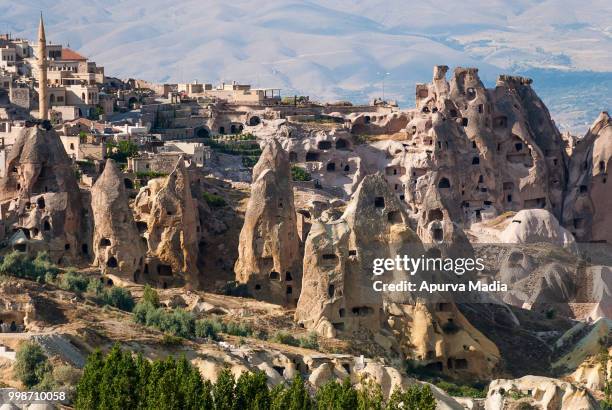 cappadocia cave houses - tufsteenrots stockfoto's en -beelden