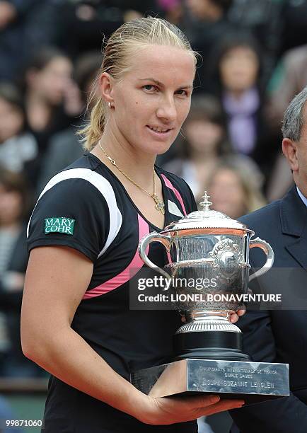 Russia's Svetlana Kuznetsova holds the trophy after beating Russia's Dinara Safina during a French Open tennis final match on June 6, 2009 at Roland...