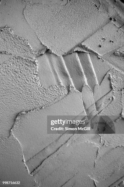 concrete rendered wall showing the trowel spreading pattern - cimento imagens e fotografias de stock