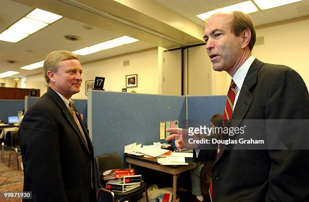 Robert W. Ney, R-OH., chairman of committee on House Administration talks with freshmen Scott Garrett, R-NJ., at the New Member Service Center in the...