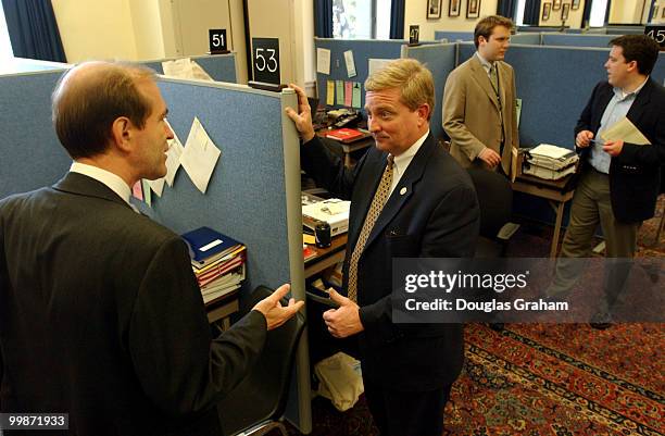 Freshmen Scott Garrett, R-NJ., talks with Robert W. Ney, R-OH., chairman of committee on House Administration at the New Member Service Center in the...