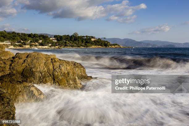 bormes les mimosas - waves - bormes les mimosas stock-fotos und bilder
