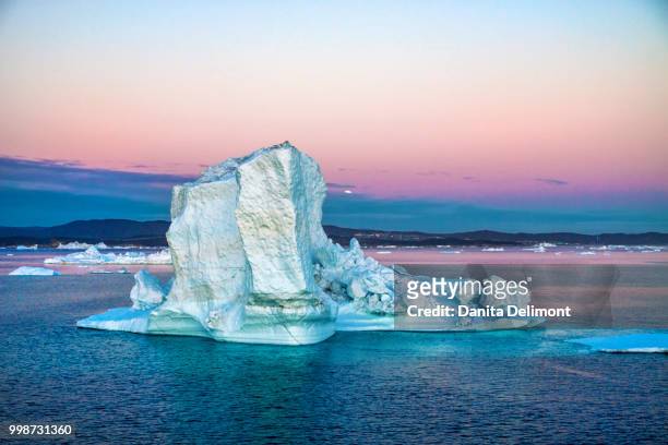 floating icebergs from ilulissat kangerlua glacier also known as sermeq kujalleq at sunset, discovery bay, greenland - discovery bay stock pictures, royalty-free photos & images
