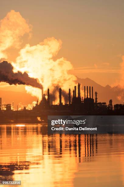 shell puget sound oil refinery with mt. baker behind, near anacortes, washington state, usa - mt baker stockfoto's en -beelden