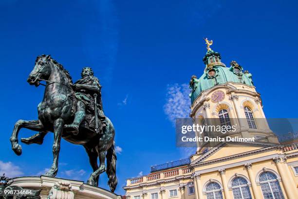 court d'honneur with equestrian statue of frederick william i in charlottenburg palace, berlin, germany - honneur stock pictures, royalty-free photos & images