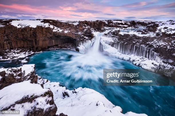 sunrise at aldeyjarfoss - felssäulenformation stock-fotos und bilder