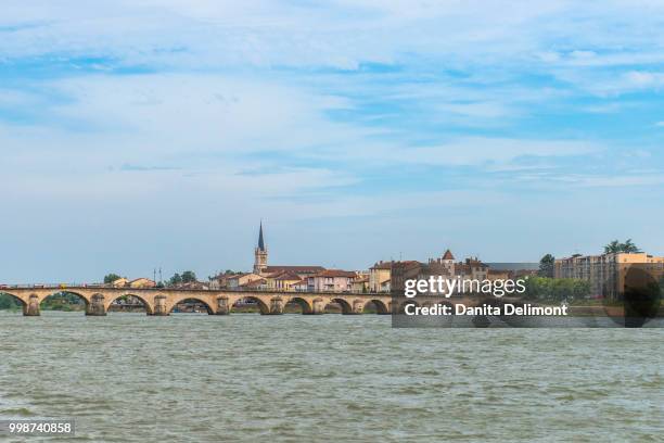 townscape with saone river, macon, burgundy, france - macon france stock-fotos und bilder