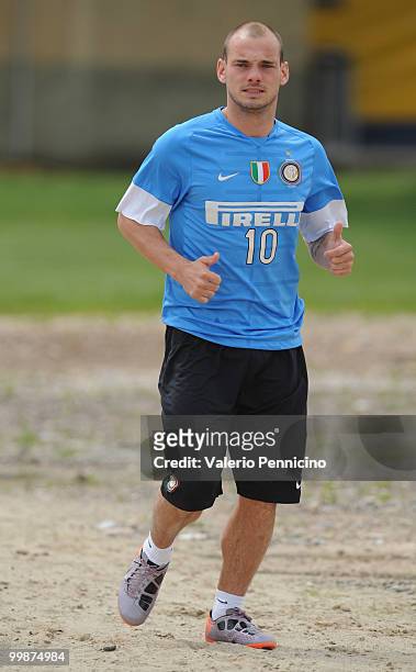 Wesley Sneijder of FC Internazionale Milano attends an FC Internazionale Milano training session during a media open day on May 18, 2010 in Appiano...