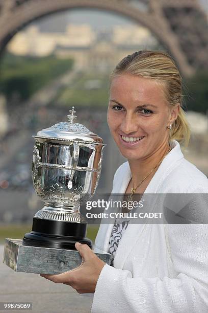 Russia's Svetlana Kuznetsova poses with the trophy of Roland Garros tennis French Open during a photocall on June 6, 2009 in front of the Eiffel...