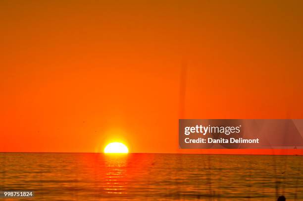 sunset over sea, crescent beach, siesta key, sarasota, florida, usa - siesta key stockfoto's en -beelden