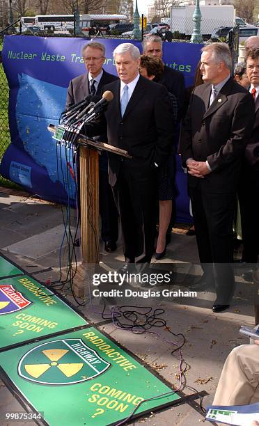 Governor Kenny Guinn, NV. Addresses reporters at a press conference on Nevada's decision to veto Bush decision on nuclear waste. In the background is...