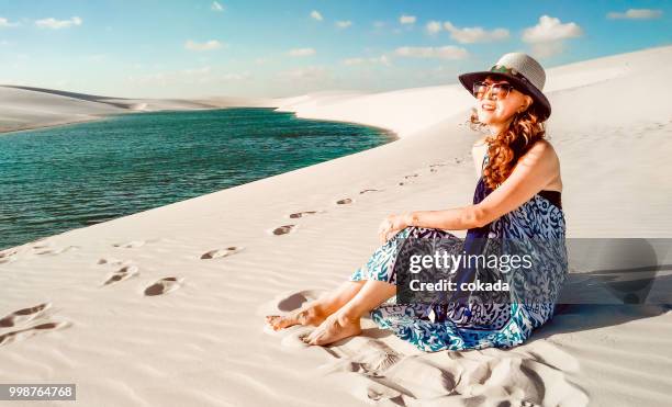 ältere frau genießen den blick auf lençois maranhenses - bundesstaat maranhão stock-fotos und bilder