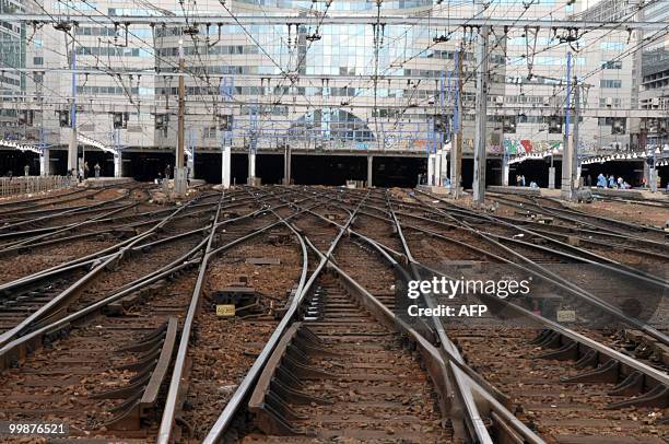 Picture taken on May 18, 2010 in Paris shows the Montparnasse train station tracks which remained empty because of a demonstration of French...