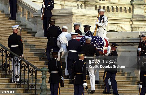 The 3rd Infantry Division Old Guard brings former President Ronald Reagan's casket on horse-drawn caisson to his State Funeral in the Rotunda of the...