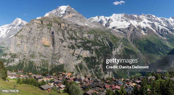 murren village above lauterbrunnen valley with monch mountain in background, swiss alps, switzerland - berg mönch stock-fotos und bilder