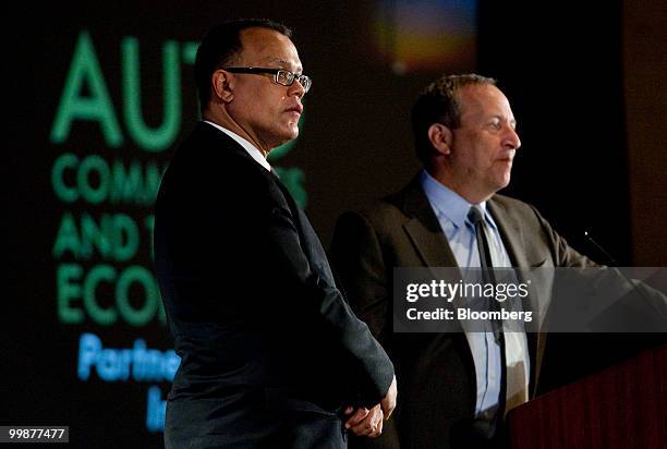 Edward "Ed" Montgomery, director of recovery for auto communities and workers for the White House, left, and Lawrence "Larry" Summers, director of...