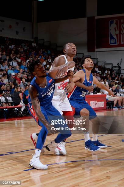 Wendell Carter Jr. #34 of the Chicago Bulls battles for position against Eric Griffin and Reggie Hearn of the Detroit Pistons during the 2018 Las...