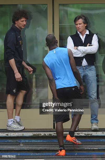 Mario Balotelli of FC Internazionale Milano feels his leg during an FC Internazionale Milano training session during a media open day on May 18, 2010...