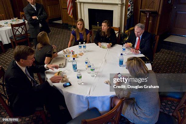 Mark Warner, D-VA., along with his daughters Gillian, Madison, Eliza and wife Lisa Collis enjoy a private lunch in the Mansfield room off of the Ohio...