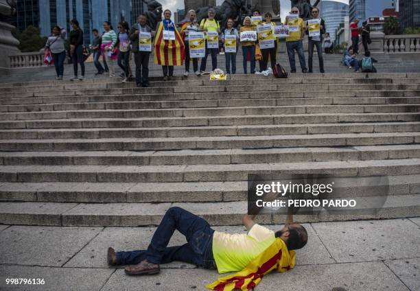 People demonstrate at the Angel de la Independencia monument, to demand the release of the Catalan political prisoners, in Mexico City, on July 14,...