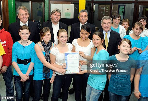 Thomas Bach poses with children during the Children's dreams 2011 awards ceremony at the Riemenschneider Realschule on May 18, 2010 in...