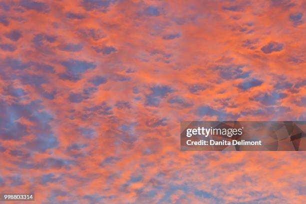 clouds in red sunrise, tucson, arizona, usa - pima county foto e immagini stock