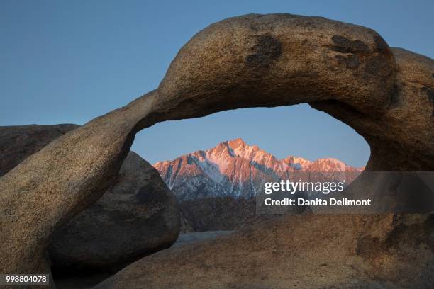 mobius arch frames lone pine peak at sunset, alabama hills, california, usa - alabama hills stock-fotos und bilder