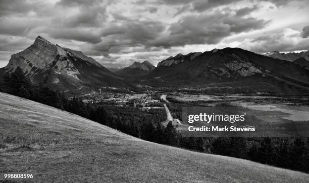 banff view point or one heck of a view across banff with views to mount rundle, sulphur mountain,... - sulphur mountain fotografías e imágenes de stock