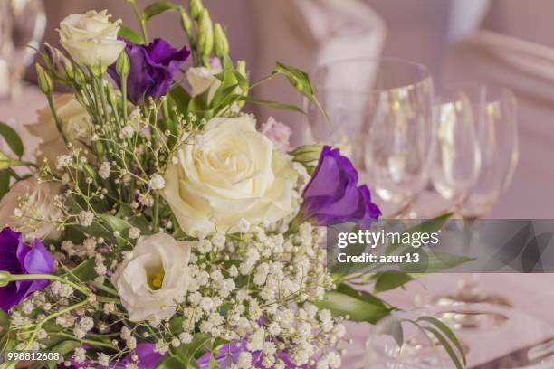 premium catering arrangement with flowers glasses - premium& stockfoto's en -beelden