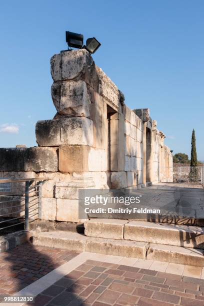 remains of the white synagogue in capernaum - capernaum film stock-fotos und bilder