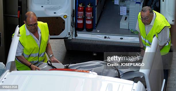 Members of the emergency services carry out a body of one of two murdered British children from a hotel in Lloret de mar on May 18, 2010. Spanish...