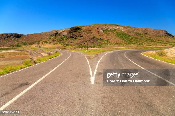 forked road near balandra bay, sea of cortez, near la paz, baja california, mexico - sea of cortez foto e immagini stock