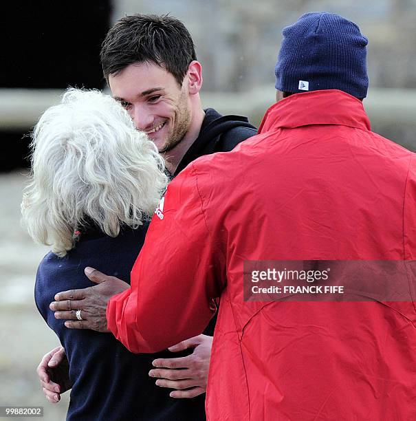 French goalkeeper Hugo Lloris talks with supporters on May 18, 2010 at France's national football team pre-World Cup training camp for the upcoming...