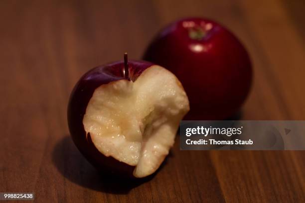 red apples on a wooden table - staub stock pictures, royalty-free photos & images